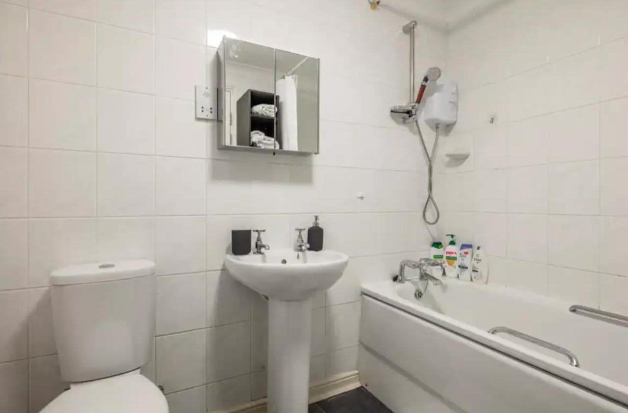 1 Bedroom Flat With Free Parking Londra Dış mekan fotoğraf